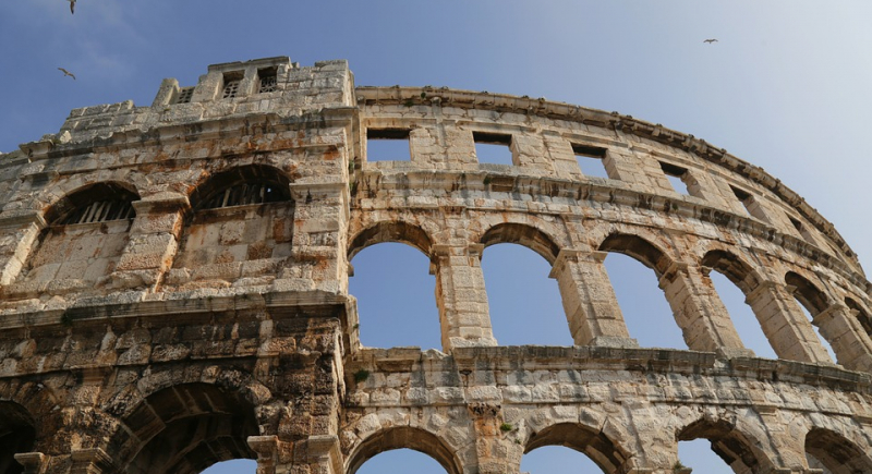 Dron uruchomiony przez turystę utknął w arkadzie Koloseum
