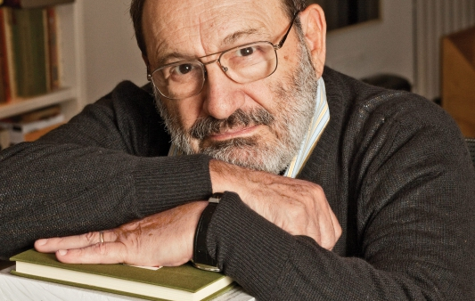 Wielcy pisarze lubią czytać kryminały i brukowce - uważa Umberto Eco