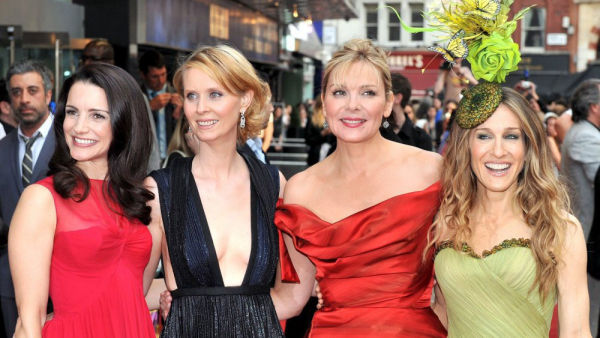 Sarah Jessica Parker twierdzi, że nic nie zrobiła Kim Cattrall. Aktorka znająca obie panie twierdzi inaczej