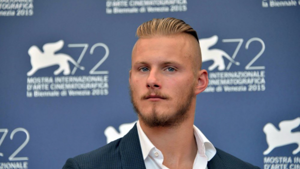 Gwiazdor serialu „Wikingowie” wydał minialbum z piosenkami country