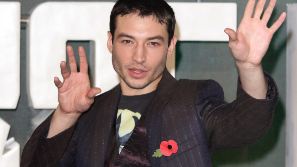 Nowy film z Ezrą Millerem trafi do kin wcześniej niż planowano