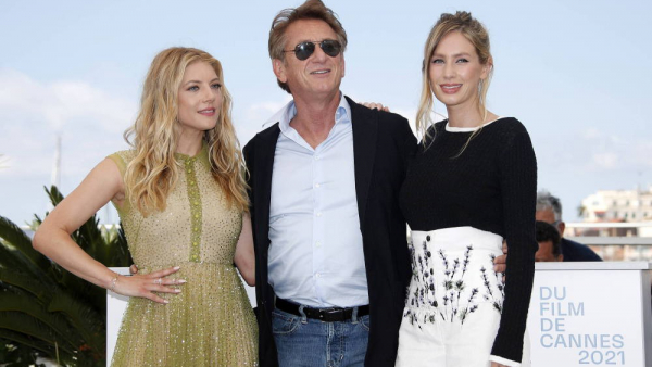 Córka Seana Penna grę w reżyserowanym przez niego filmie nazwała terapią rodzinną