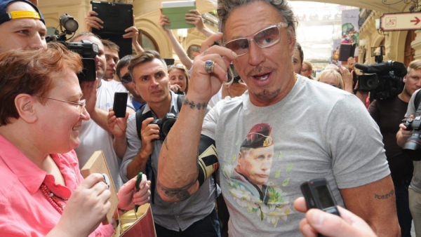Mickey Rourke w ostrych słowach krytykuje rząd USA i NATO. Jego zdaniem zbyt mało pomagają Ukrainie