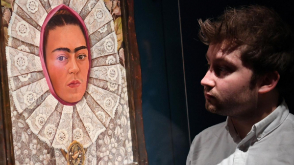 Makijaż Fridy Kahlo: szkarłat na ustach i skrzydlate brwi