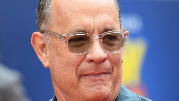 Tom Hanks - wielki gwiazdor w małym samochodzie...