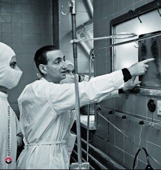 "Pan doktor i Bóg" - nowa książka o Marku Edelmanie