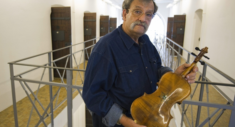 "Violins of Hope" - lutnik z Izraela ratuje skrzypce ofiar Holocaustu