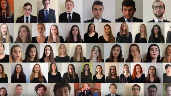 Chór Akademicki Uniwersytetu Jagiellońskiego śpiewa z okazji urodzin Alma Mater