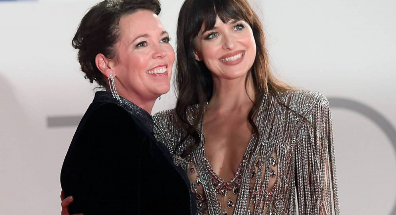 Olivia Colman zdecydowała się na pierwszy tatuaż. Zrobiła go jej Dakota Johnson