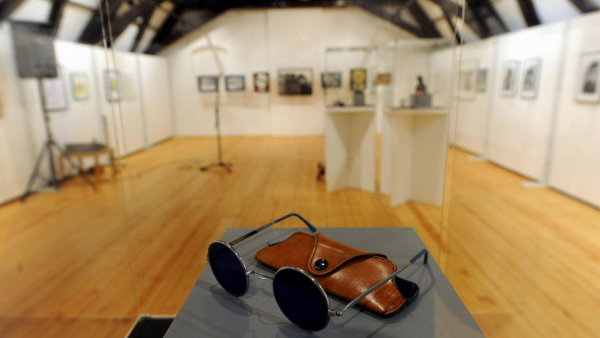 Okulary Lennona sprzedane na aukcji za ponad 137 tys. funtów