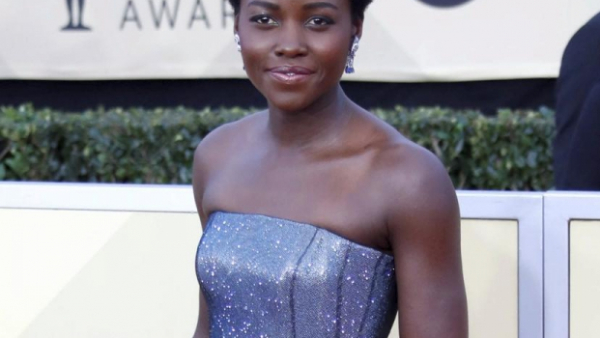 Lupita Nyong'o olśniewa na purpurowym dywanie