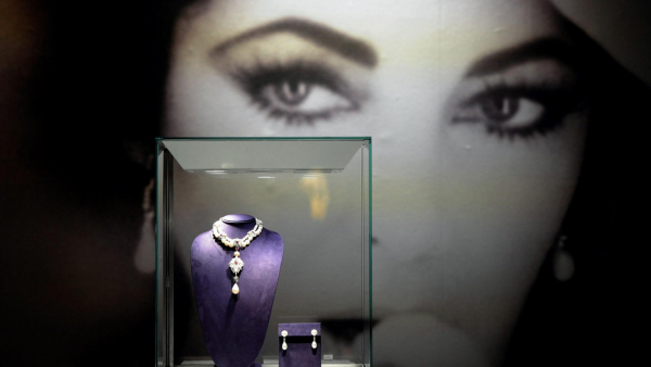 Ikoniczne stroje Elizabeth Taylor na aukcji