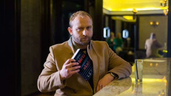 Borys Szyc i "Kobieta w oknie". Nietypowa akcja promująca czytelnictwo startuje dzisiaj!