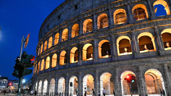 Holenderscy artyści wykorzystali świecące drony do stworzenia wizualizacji słynnych budowli