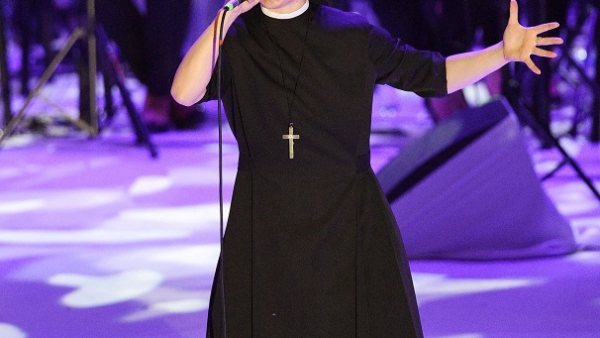 Śpiewająca włoska zakonnica tym razem będzie tańczyć