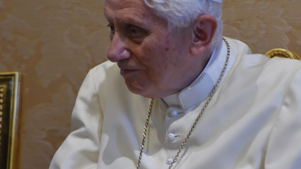 Benedykt XVI przerwał milczenie i udzielił wywiadu rzeki