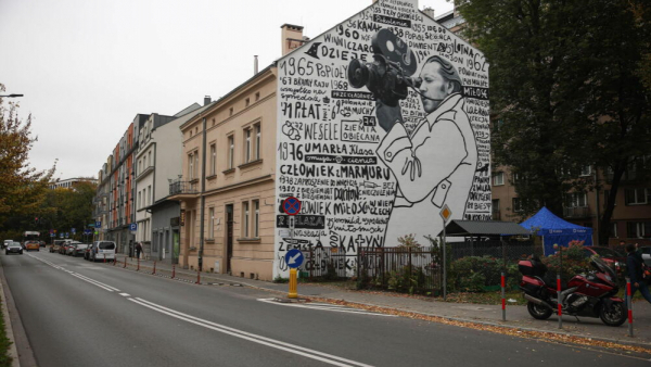 W Krakowie odsłonięto mural poświęcony Andrzejowi Wajdzie