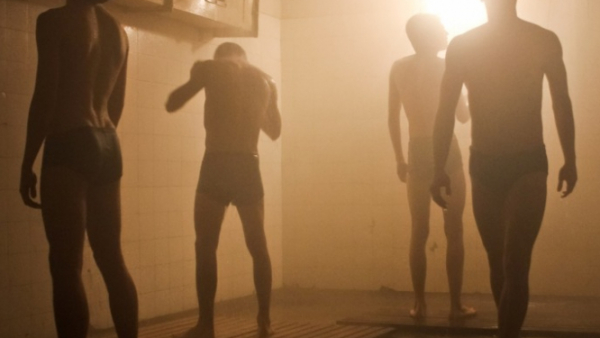 Zniewalający i imponujący! Koszałka niczym Haneke i Van Sant! CZERWONY PAJĄK świetnie przyjęty przez zachodnie media!