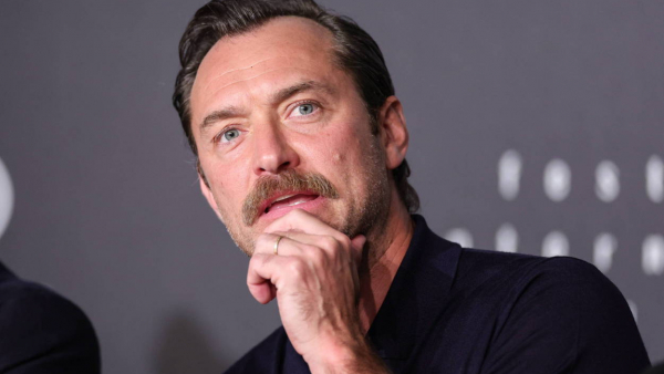 Jude Law żałuje, że w młodości stronił od ról amantów