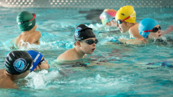 Chcesz, żeby twoje dziecko miało bogate słownictwo? Zabieraj je... na basen