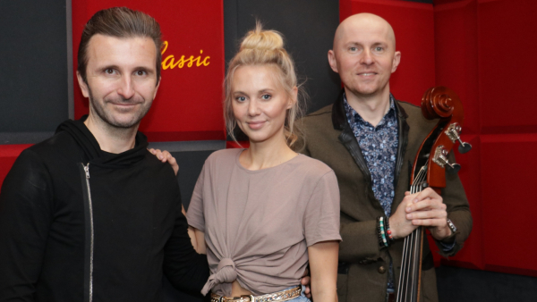 Kasia Moś w piosence "I generalnie w ogóle" z tekstem Artura Andrusa 