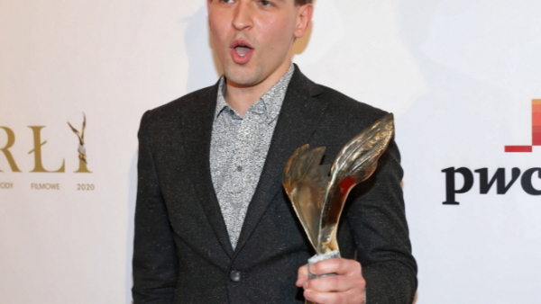 Scenarzysta filmów „Boże Ciało” oraz „Sala samobójców. Hejter” zajął się reżyserią