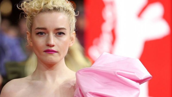 Netflix zaprezentował pierwsze zdjęcia z nowego serialu autorki „Bridgertonów”