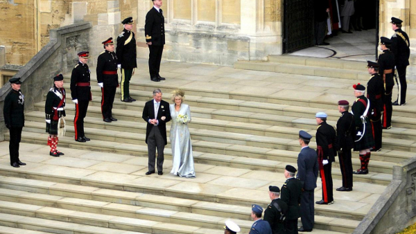 W szóstym sezonie „The Crown” zobaczymy ślub księcia Karola i Camilli Parker-Bowles