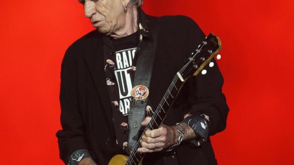 Gitarzysta Rolling Stones woli grać na... pianinie