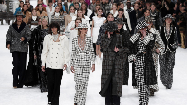 Chanel - minuta ciszy i owacje na stojąco w hołdzie Lagerfeldowi