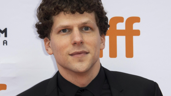 Jesse Eisenberg jako Marcel Marceau w zwiastunie filmu "Resistance"