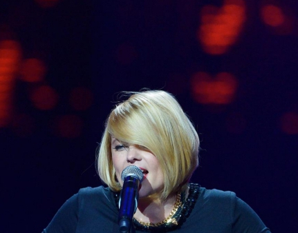 Ania Dąbrowska śpiewa "Dla naiwnych marzycieli"