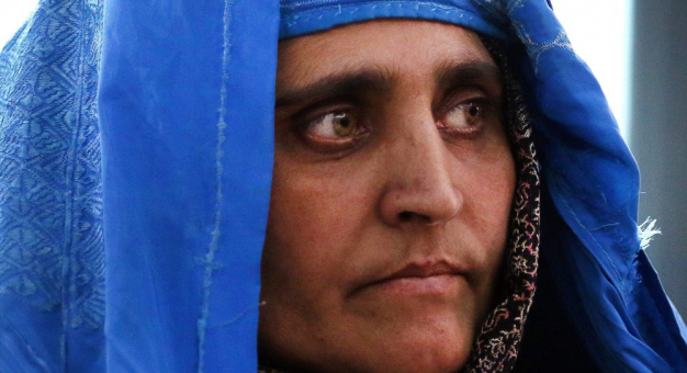 Afganka ze słynnej okładki „National Geographic” uciekła przed talibami do Włoch