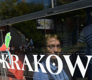 Po ŚDM krakowianie jeżdżą "Papal tram" do pracy. Turyści - z ciekawości  