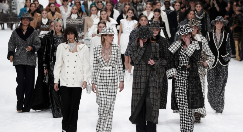 Chanel - minuta ciszy i owacje na stojąco w hołdzie Lagerfeldowi