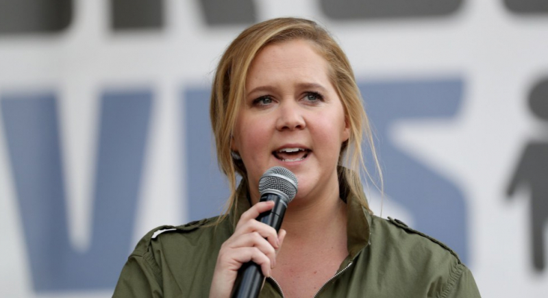 Amy Schumer przekazała szpitalowi 2,5 tysiąca maseczek ochronnych