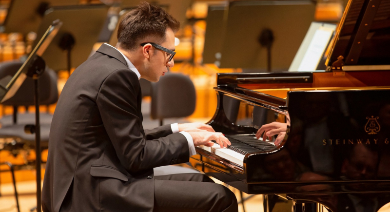 Pianista Aleksander Dębicz chce jednoczyć muzyką