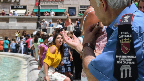 Turyści - trzymajcie się z dala od fontanny di Trevi w Rzymie!
