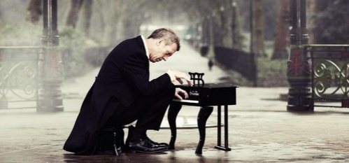 Hugh Laurie zaśpiewa w warszawskiej Sali Kongresowej