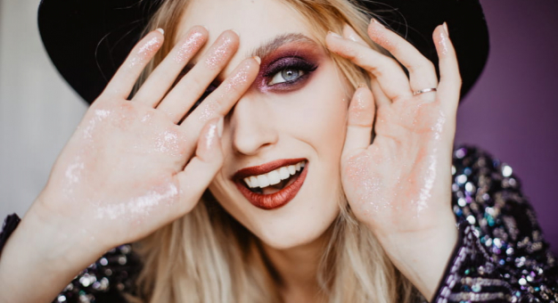 Makijaż na festiwal 2026 – jak go zrobić krok po kroku i uniknąć rozmazywania