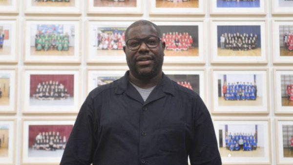 Steve McQueen zadedykował swoje nowe filmy George’owi Floydowi