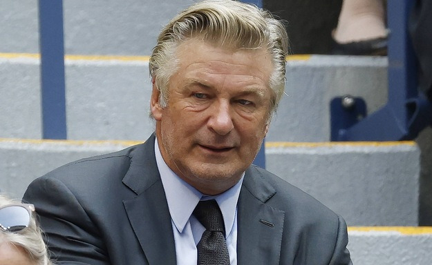 Baldwin: Policjanci powinni pilnować broni na planach filmowych
