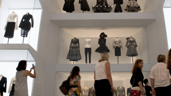 Stroje Diora i Balmain w polskim muzeum