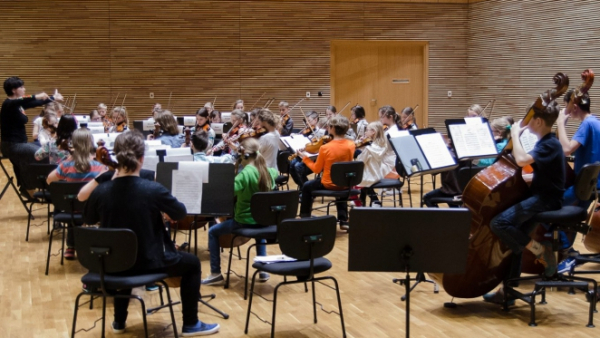 Młodzi muzycy uczą się u Krzysztofa Pendereckiego w Lusławicach