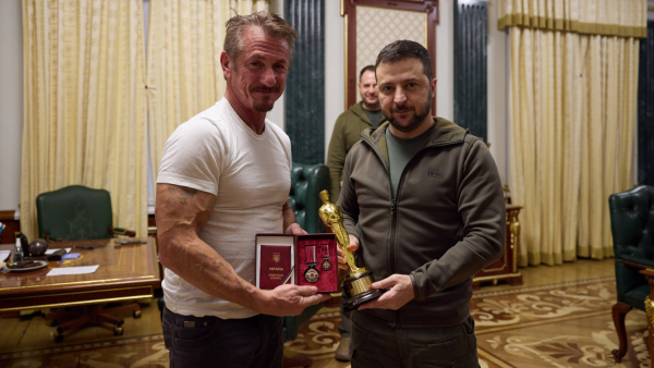 Aktor Sean Penn znowu w Kijowie, zostawił statuetkę Oscara – do zwycięstwa