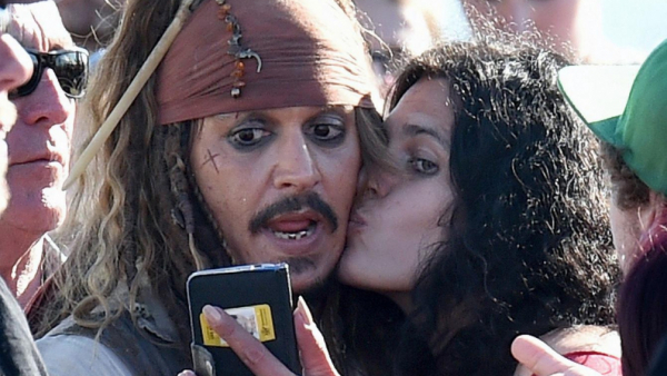 Johnny Depp jako pirat z Karaibów wśród chorych dzieci