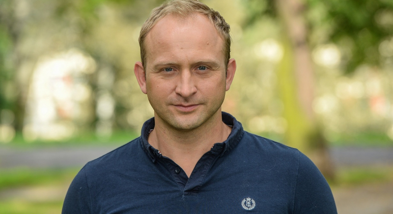 Borys Szyc próbuje okiełznać Pawła Domagałę