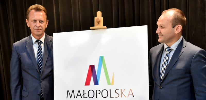 Nowe logo Małopolski: górskie szczyty, wieże bazyliki Mariackiej i wijąca się Wisła 