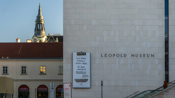 Aktywiści klimatyczni oblali szklaną szybę chroniącą obraz Gustawa Klimta